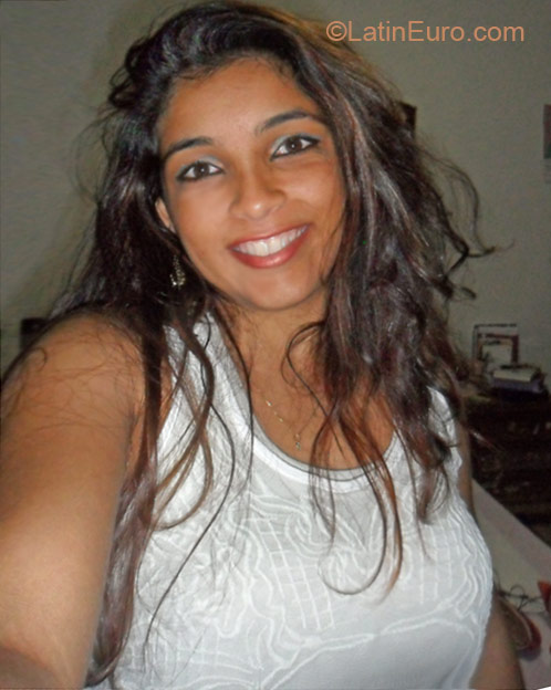 Date this charming Brazil girl Aurelia from Goiania BR7078