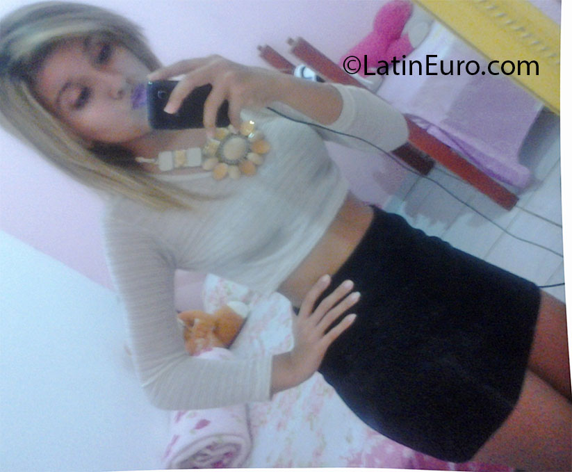 Date this nice looking Brazil girl Raquel from Fortaleza BR7501