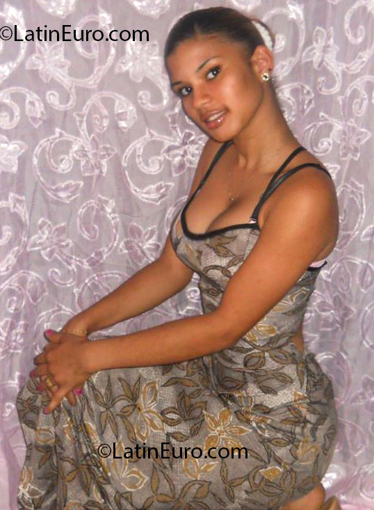 Date this young Dominican Republic girl Isaura from Bonao DO14503