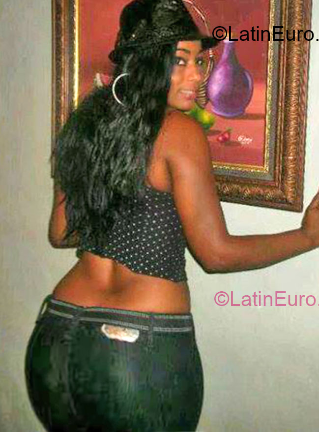 Date this hard body Dominican Republic girl Yokasti from Santo Domigo DO15213