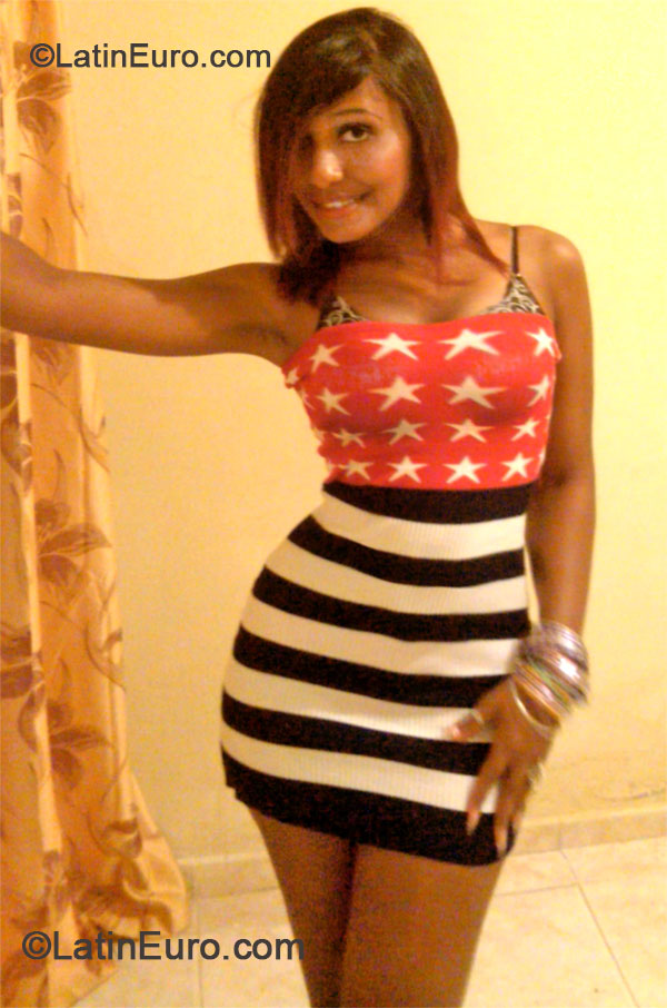 Date this good-looking Dominican Republic girl Alba from Santo Domingo DO18010