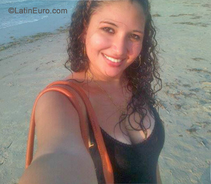 Date this nice looking Colombia girl Daniela from Medellin CO15433