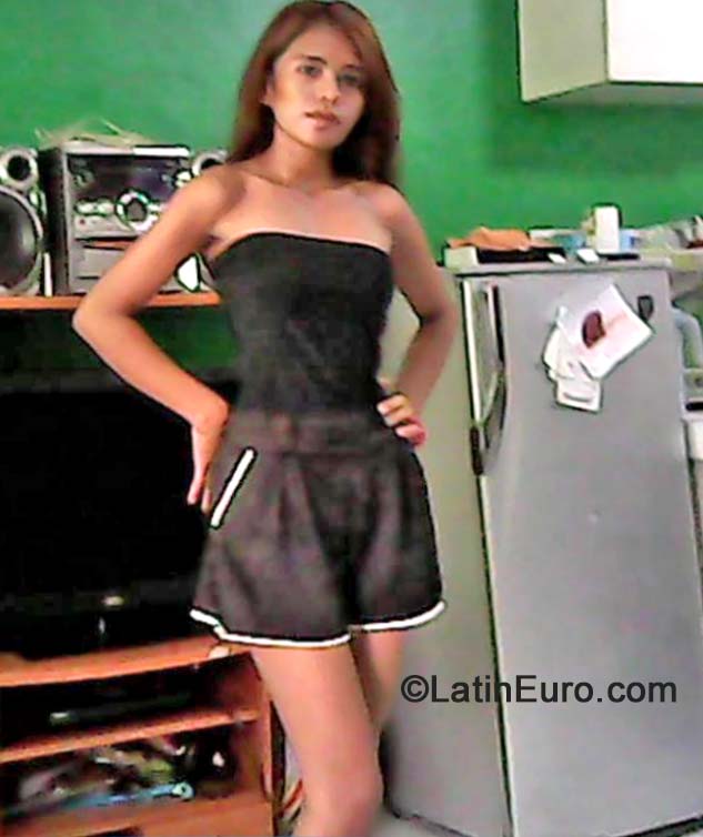 Date this exotic Philippines girl Lerhinia from Manila PH668