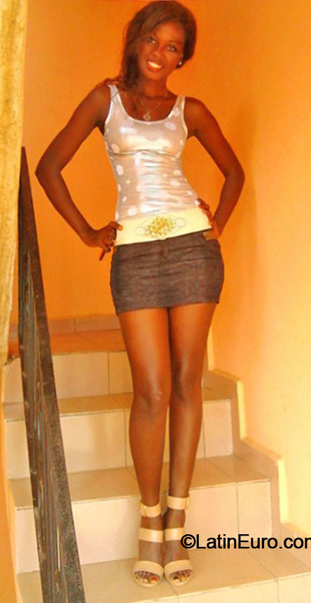 Date this sensual Cameroon girl Makky from Douala CM205