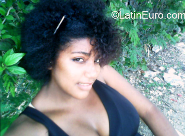 Date this foxy Dominican Republic girl Yerbenia from Bavaro DO21087