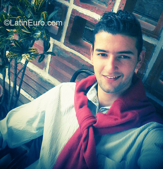 Date this good-looking Colombia man Andres from Medellin CO17077