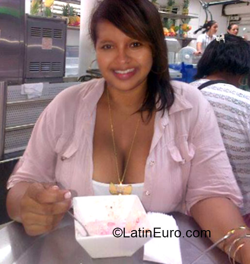 Date this attractive Colombia girl Nidia from Cali CO17332