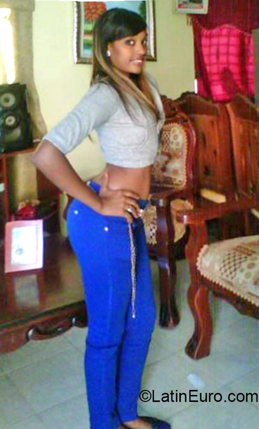 Date this cute Dominican Republic girl JAZMIL from Santo Domingo DO22332