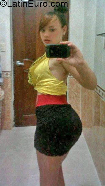 Date this nice looking Dominican Republic girl Nathaly from Santiago DO22426