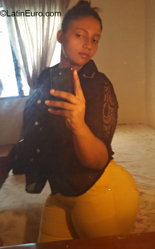 Date this young Dominican Republic girl Yira from Santo Domingo DO22447