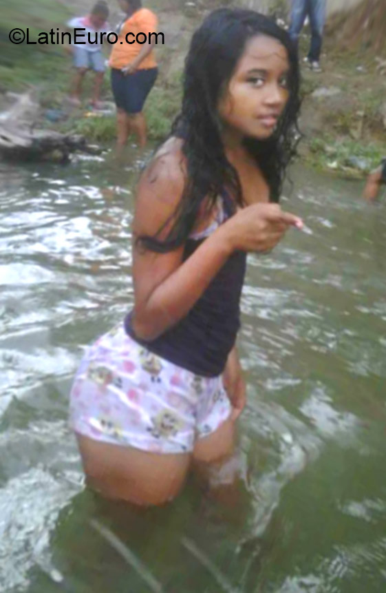 Date this tall Dominican Republic girl Pamelita from Santo Domingo DO22579