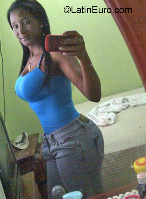 Date this hard body Dominican Republic girl Carhla from San Pedro de Macoris DO22674