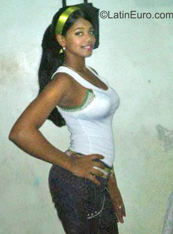 Date this sensual Dominican Republic girl Robali from Santo Domingo DO22859