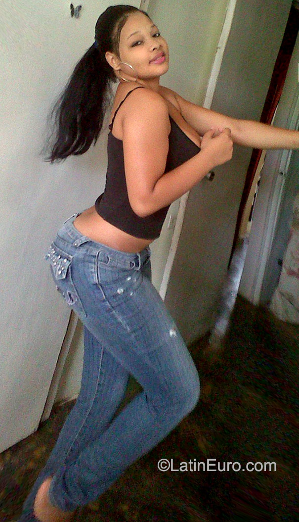 Date this hot Dominican Republic girl Yurlinas from Santo Domingo DO23281