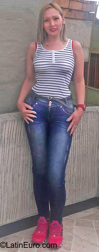 Date this good-looking Colombia girl Yolie from Bogota CO18067