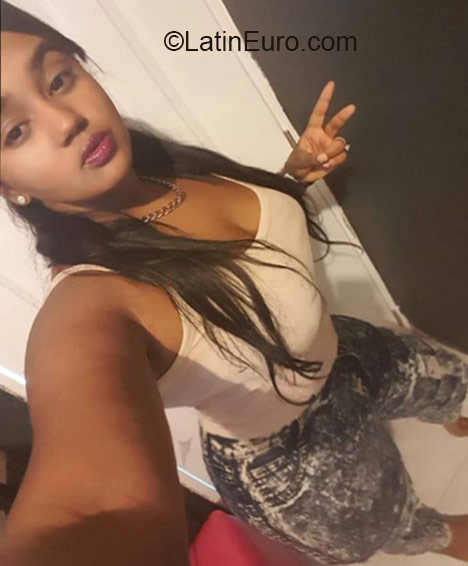 Date this foxy Dominican Republic girl Shuly from Santiago DO23731
