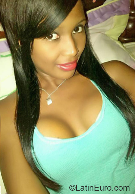 Date this nice looking Dominican Republic girl Rosaalba from Santo Domingo DO23881