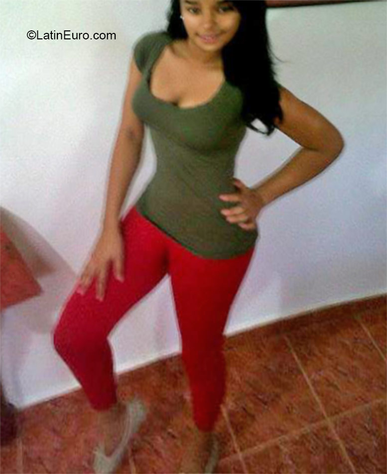 Date this cute Dominican Republic girl Genesis from Santo Domingo DO24105