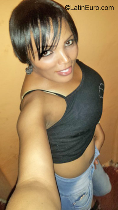 Date this good-looking Dominican Republic girl Yessenia from Santo Domingo DO24235