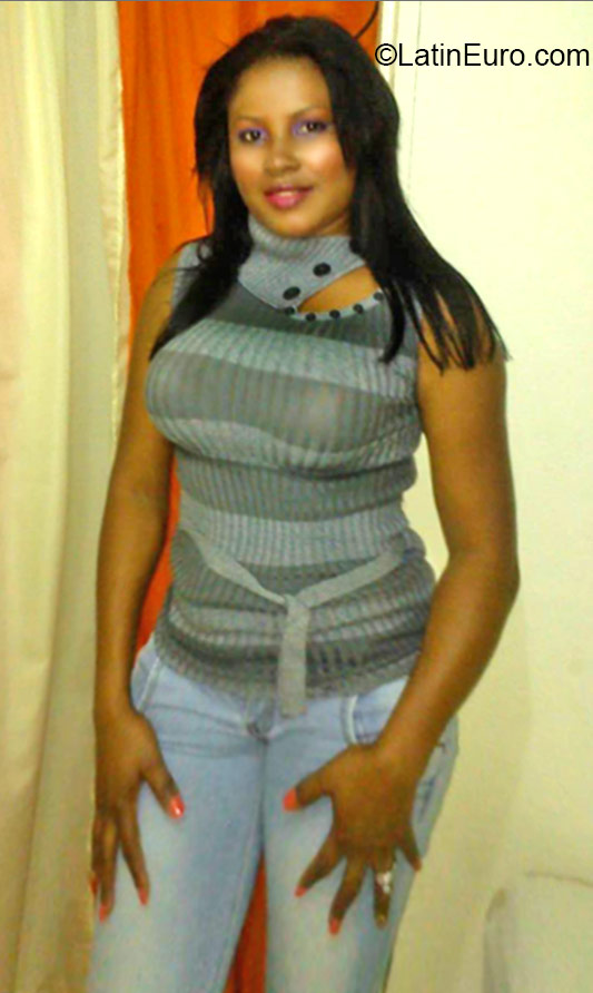 Date this athletic Dominican Republic girl Paula from Santiago DO24471
