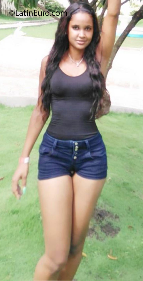 Date this hard body Dominican Republic girl Nikaury from Santo Domingo DO25429