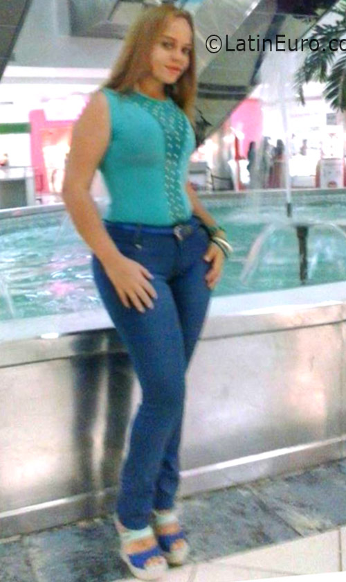 Date this happy Dominican Republic girl Yulisa from Santiago DO26052
