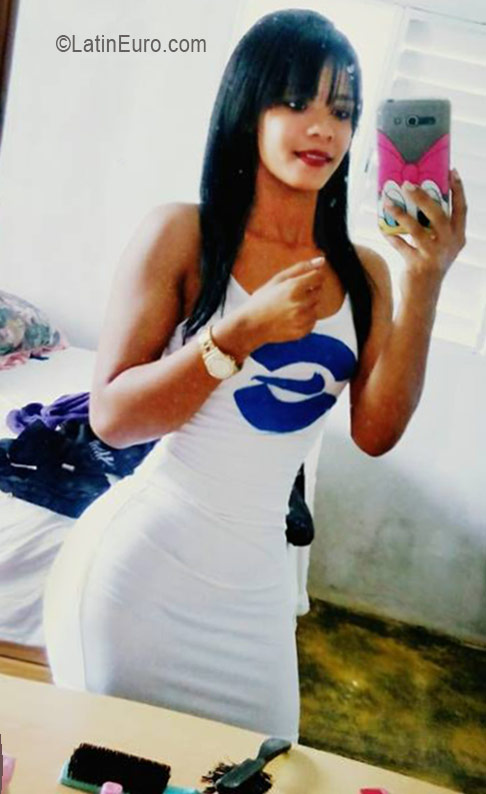 Date this lovely Dominican Republic girl Carolin from Santo Domingo DO26153