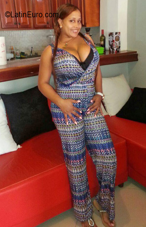 Date this nice looking Dominican Republic girl Carmen from Santo Domingo DO26221