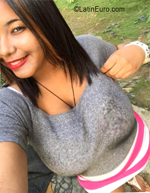 Date this good-looking Dominican Republic girl Ariedny from Santo Domingo DO26445
