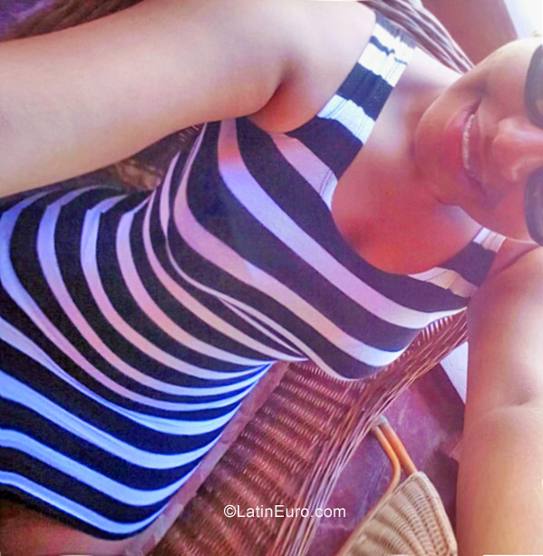 Date this good-looking Dominican Republic girl Nicole from Santo Domingo DO26596