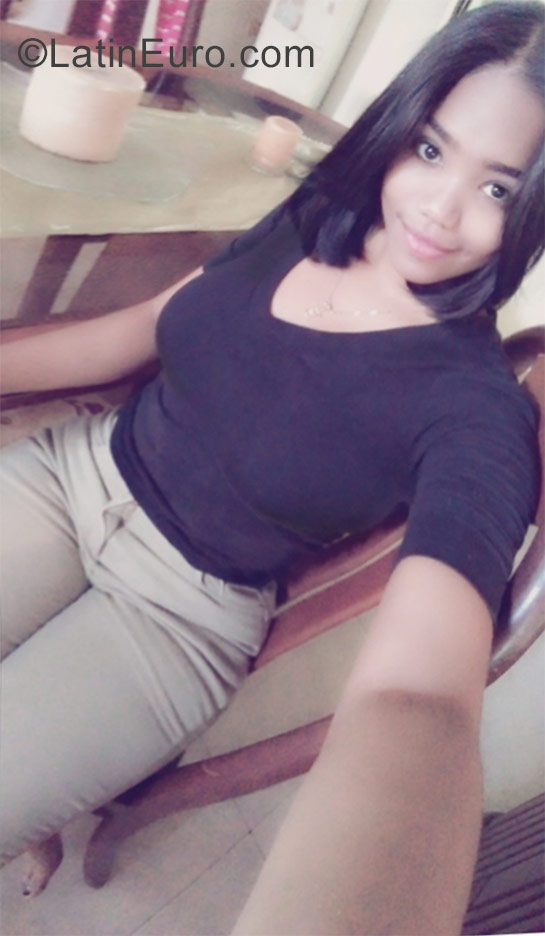 Date this stunning Dominican Republic girl Mihara from Santo Domingo DO28876