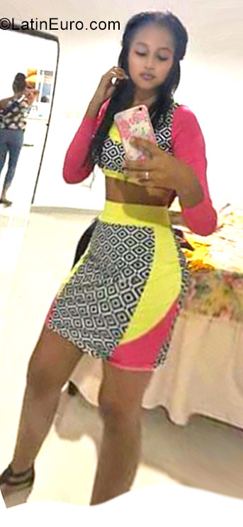 Date this gorgeous Dominican Republic girl Genesi from Santiago DO30377