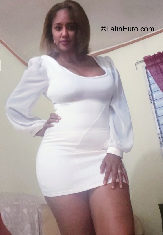 Date this nice looking Dominican Republic girl Iris from Higuey DO40846