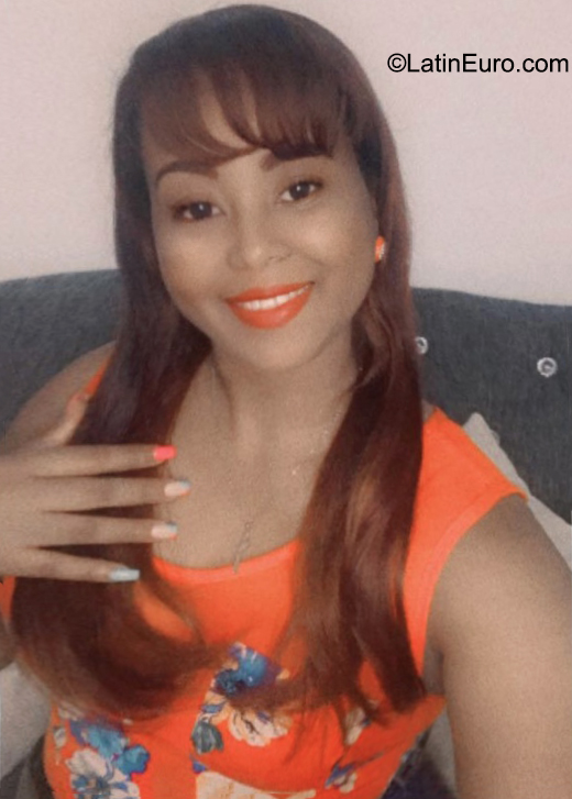 Date this voluptuous Dominican Republic girl Nikauris from Santo Domingo DO41000