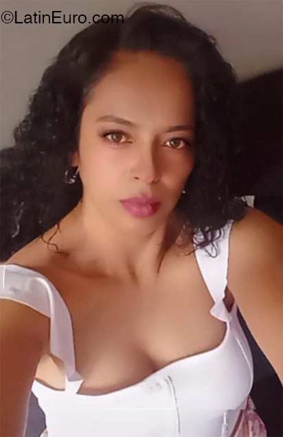 Date this attractive Colombia girl Isabella patio from Bogota CO32131