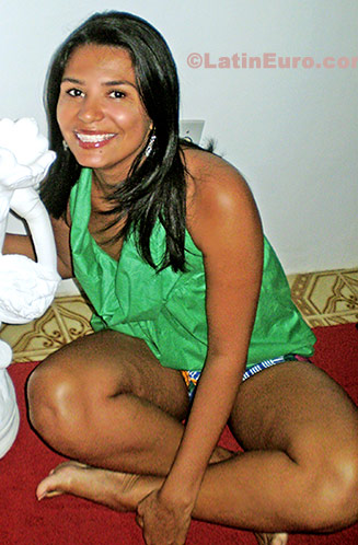 Date this voluptuous Brazil girl Kellen from Salvador B103