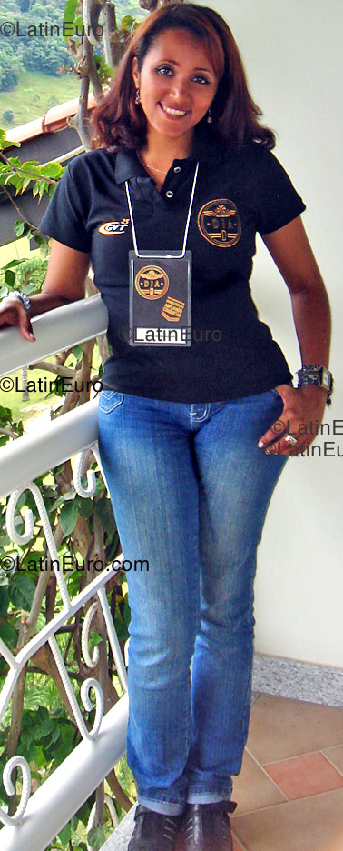 Date this charming Brazil girl Fabiola from Campo Magro B1221