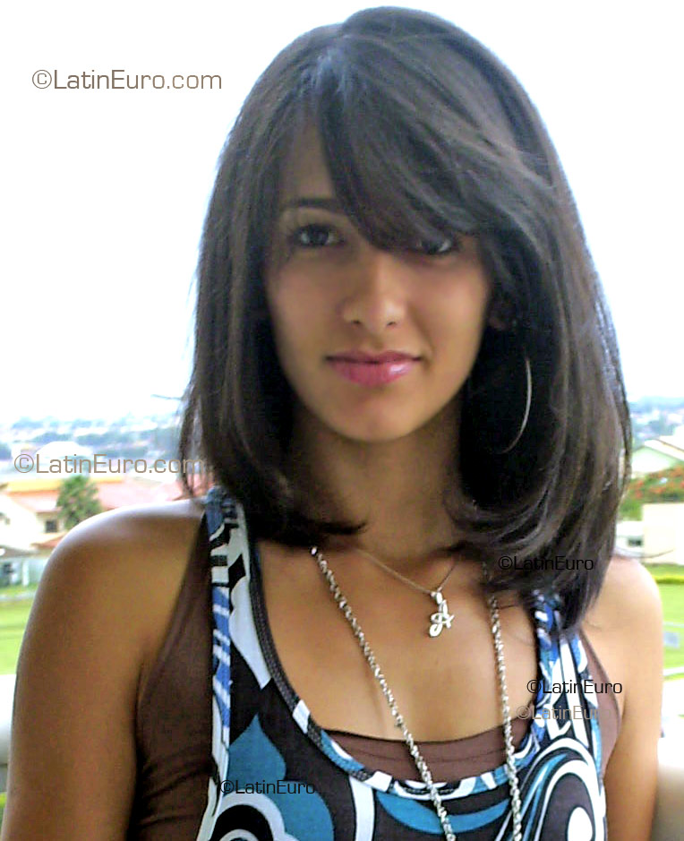 Date this nice looking Brazil girl Andreia from Goiania B1909