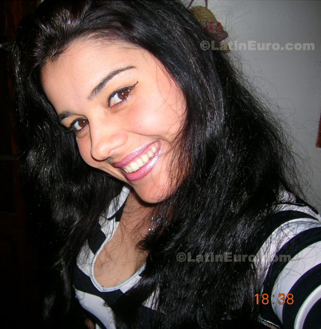 Date this nice looking Brazil girl Cristiane from Curitiba B283