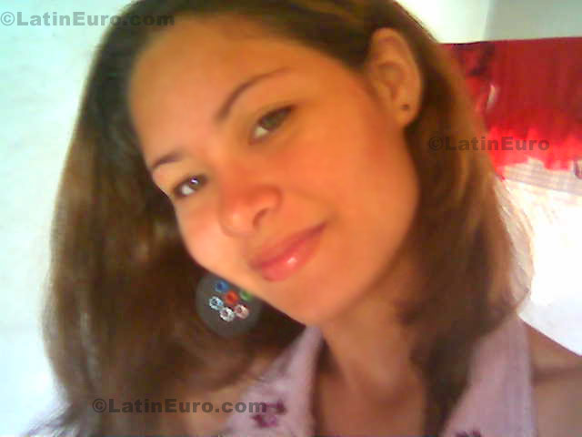 Date this happy Brazil girl Thyanne from Teresina B474