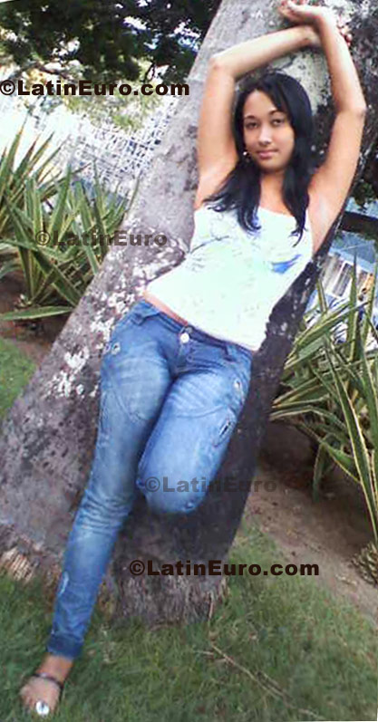 Date this nice looking Brazil girl Natacha from Maceio B579