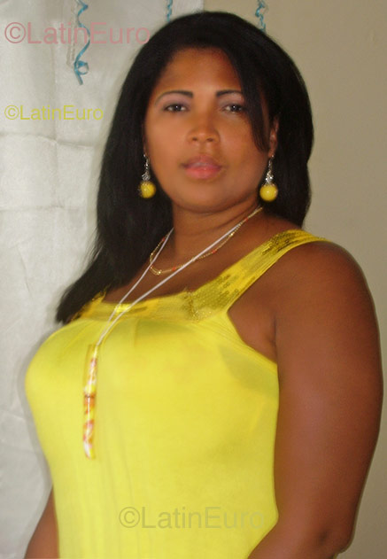 Date this hard body Dominican Republic girl Jhureily from Barahona N-242