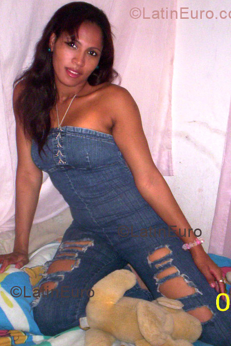 Date this nice looking Dominican Republic girl Luz from Santo Domingo N-27