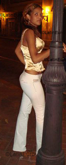 Date this good-looking Dominican Republic girl Damari from Santo Domingo N-32