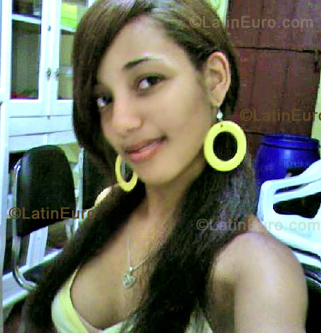 Date this happy Dominican Republic girl Lilian from Barahona N-398