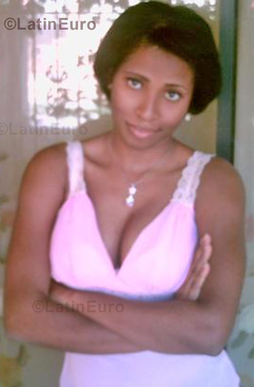 Date this georgeous Dominican Republic girl Olmigue from Santo Domingo N-627