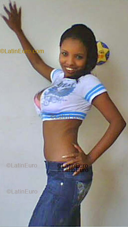 Date this happy Dominican Republic girl Quisary from San Cristobal N-89