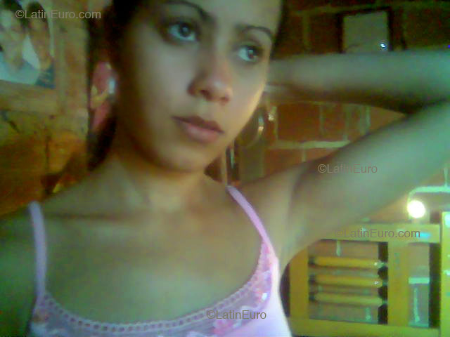 Date this happy Brazil girl Vanessa from Goiania B2144