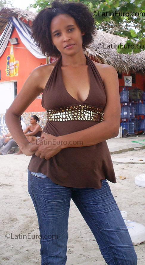 Date this sensual Dominican Republic girl Daynna Yanitza from Puerto Plata DO3347