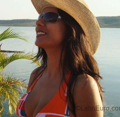 Date this sensual Brazil girl Mari from Brasilia BR5964